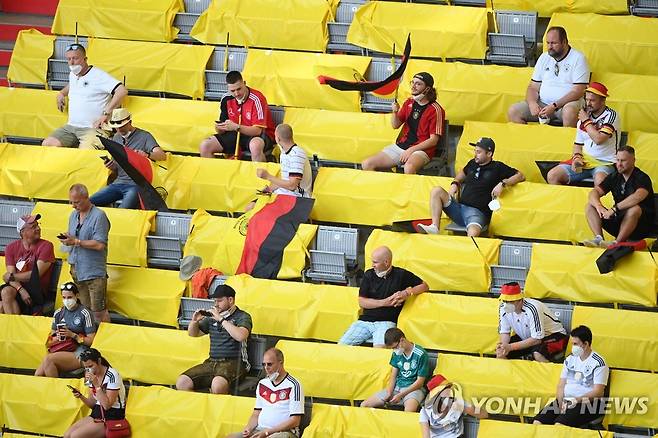 19일(현지시간) 2020 유럽축구선수권대회(유로 2020) 독일과 포르두갈 경기를 보러 뮌헨의 알리안츠 아레나에 온 응원단이 사회적 거리두기를 지키고 관중석에 앉아 있다. [AFP=연합뉴스]