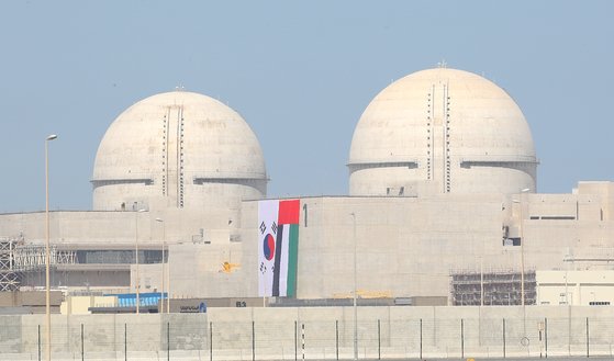 2018년 3월 건설이 완료된 바라카 원전 1호기(오른쪽) 모습. 왼쪽은 2호기. 연합뉴스
