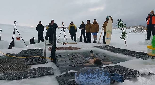 남극 한복판에 해빙을 뚫고 만든 '천연 수영장'이 공개되며 눈길을 끌고 있다. /사진='antarctica.gov.au' 페이스북