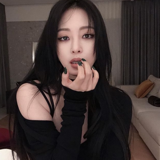 Actor Han Ye-seul has recently filed a complaint against YouTuber Kim Yong-ho, who has been raising suspicions about himself, and his acquaintance has revealed his story and is a hot topic online.Han Ye-seul, who runs a dog beauty shop, recently told his SNS, I called her a baby mother because her dog name was a baby.Its not gum, he said, lucky.I want to be right, honestly, I have to be strange about my usual behavior.I was very troubled as Sangju Sangmu FC because the Sangju Sangmu FCs up and down were going to take the flowers, he said.I come to pick up Bama when I go to work and bake pork belly with my employees, and I am not embarrassed to say one mouth without dignity.I gave a bite and I really ate it, so I was like, Right. Good. I almost got a job sickness. He also introduced Han Ye-seuls sad aspect.In addition, I usually deposit my entire kindergarten account, so I know my account number. What is 5 million won without any hesitation? I hope this will be comforting.My father gave me so much money that it would take a long time for my father to go. I saw Bamas mother for five years as a person, Kim Ye-seul, and there was no one else like this.Whatever you do, your life. He recently wrapped up Han Ye-seul, who is suffering from rumors and evil.Han Ye-seul recently unveiled Boy Friend, a 10-year-old play actor, but some of them were troubled by allegations of past privacy of themselves and Boy friends.Eventually, Han Ye-seul signaled a legal response.Han Ye-seul said in a statement issued by the law firm (Yuhan) Pacific on Monday, Room salons, drugs, now tax evasion... I am now aware of many experiences that women are so shameful and cursed that they follow my name for life, and that no one is responsible for my future to be branded as a sinner, I know it will be harder to endure it, but I chose not to be silent before the shocking reality that these things are allowed in our society. 