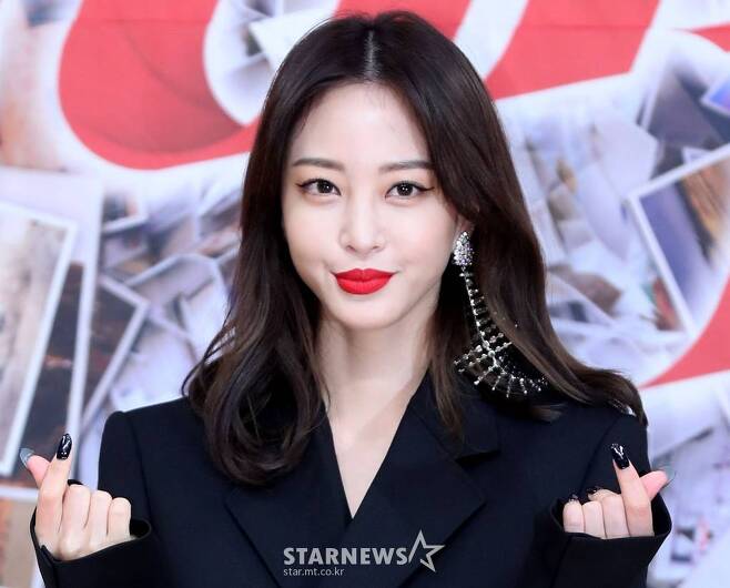 Han Ye-seul said on the 21st that he will take legal action against actors who have defamation and insults toward him by posting a direct article with his official position through the legal representative, the limited legal firm Pacific Ocean.We will file a complaint against defamation and insult against malicious posts and commenters who have crossed the same and similar content as well as YouTube channels such as Kim Yong-ho, director of entertainment department, who distributes false facts or insults (on Han Ye-seul), said Pacific Ocean. We will continue to monitor various YouTube channels, posts and comments, as well as take active legal action. In addition, Han Ye-seul said in his direct statement, The more I tell the facts, the more the words that I can not put in my mouth are spread every day, and the words that are published in the Baro Baro stimulating phrases are spreading, and the most private and even false facts are spreading. Now that I know that no one is responsible for my future to be branded, I know that I may be more harmed than safe silence, and I know that it will be harder to endure it, but I chose not to be silent before the shocking reality that these things are allowed in our society. Han Ye-seul has also appeared to directly comment on further revelations regarding his Boy friend.Previously, Kim Yong-ho, the entertainment director, mentioned the allegations of tax evaporation surrounding Han Ye-seul and Han Ye-seul Boy friend through his YouTube channel.Han Ye-seul said, My current Boy friend is the employee of the business I am doing, he said. I am the most trusted person and I wanted to help me do my job.Toyota (Lamborghini Urakan) was purchased in the name of the corporation, but there is no fact that it has proceeded with the cost treatment that can be regarded as Tax evasion.This Toyota is a car that is not cost-processed, the report said.
