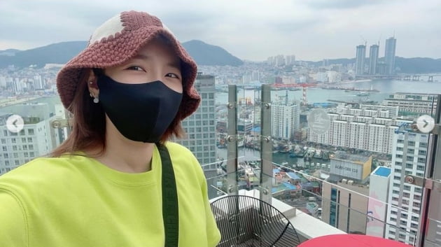 Singer Daraa Park delivered a trip to Busan.San Daraa Park said on his Instagram on the 22nd, On the second day, I watched a fantastic sea view, ate brunch, Tidal Wave, I went to Gwangalli, and I was riding yacht ~ It was not cold and cold.It was raining. I didnt have any clothes. I was sorry! It was so healed!!!!!!!!!!!Im going to have a Tidal Wave cow ribs ~ What a delicious!!!!!!!!!!!!!!!!!!! It was originally a one-night, two-day schedule to return to Seoul..........!!!???? and posted several photos.In the photo, Daraa Park showed off her natural charm in a comfortable outfit.Meanwhile, San Daraa Park has left his agency YG Entertainment in 17 years.Photo: San Daraa Park SNS