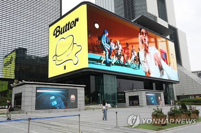 지난 15일 서울 강남구 코엑스 초대형 전광판에 상영되고 있는 BTS의 '버터(Butter)' 뮤직비디오 [연합뉴스 자료사진]