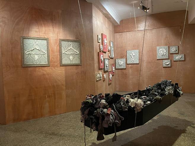 작가 김윤아가 서울 중구 을지로 상업화랑에 연 개인전 ‘꽃이 지니 몰라 보겠다’ 전경 중 일부(사진=상업화랑).