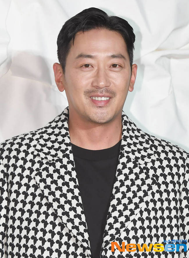Ha Jung-woo, who was charged with propofol Illegal medication and was fined, will be on trial.According to the legal system on June 23, Judge Shin Se-a, 27, a detective in the Seoul Central District Court, recently filed a formal trial for Ha Jung-woo, who was indicted for a fine of 10 million won.The summary indictment is a request by Prosecution to the court to issue a summary order in written hearing without referencing it to a formal trial if the charges are light, and the court may pass it to the trial when it is deemed that the summary order is not appropriate.Earlier, the Seoul Central District Prosecutors Office of Violent Crime Criminal Investigation (Director Won Ji-ae) briefly indicted Ha Jung-woo on the 28th of last month for a fine of 10 million won.Prosecution saw Ha Jung-woo violated the drug control law and drug control law more than 10 times in plastic surgery from January to September 2019.After this fact was announced in February last year, Ha Jung-woo explained that I had a sleep anesthesia because of the high-intensity Razer Inc. procedure for facial scar treatment.As a result of this, Ha Jung-woo said through his agency, I have told all the facts during the Prosecution investigation, and I accept the disposition with humility.I have been treated with dermatology due to acne scars on my face, and if I received treatment with pain such as Razer Inc., I was treated with sleep anesthesia, he said. I know that Prosecution decided that sleep anesthesia was more than necessary during the above procedure from January to September 2019. Im sorry, he said.I am acquainted with the fact that I needed stricter self-management as an actor who has been loved by me, but I reflect on the unsatisfactory judgment that I did not think was wrong because I received the actual procedure. Everyone who gave me interest and love, all the people in the work I appeared or will appear, I apologize to all the employees and their families, and I will continue to act more carefully.Meanwhile, Ha Jung-woo recently confirmed her appearance on the Netflix series Surinam (director Yoon Jong-bin).Surinam is a Netflix series about the journey of a civilian businessman who is forced to cooperate in the NIS secret operation to arrest a Korean drug king who took control of South American country Suriname. He is directed by Yoon Jong-bin, who has been accompanied by Ha Jung-woo with Unforgivated, Beasty Boys, Archita: The Age of Civil War ...Ha Jung-woo starts his business in Suriname to make a lot of money, but plays Kang In-gu, who is caught up in drug crimes, and also filmed the Kakao M movie Night Hail (director Kim Jin-hwang).