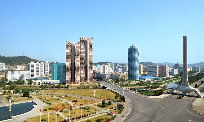 북한 김일성종합대학 교육자 전용주택 (평양 조선중앙통신=연합뉴스) 북한 김정은 국방위원회 제1위원장과 부인 리설주가 9일 김일성종합대학 교육자 살림집(주택) 준공식에 참석했다고 조선중앙통신이 10일 보도했다. 사진은 김일성종합대학 교육자 살림집(주택). 2013.10.10 photo@yna.co.kr