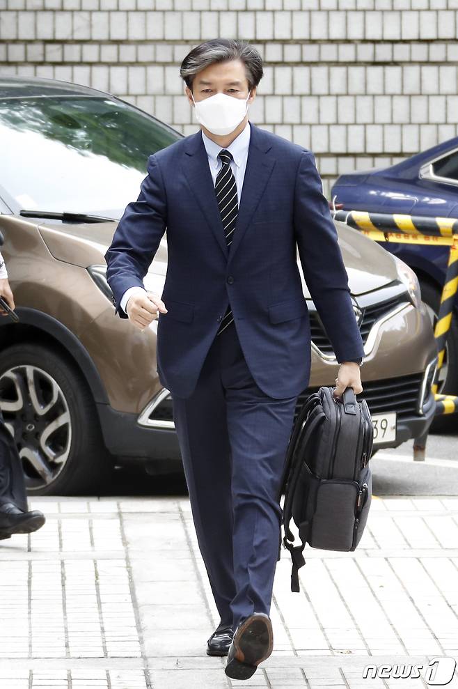 조국 전 장관이 지난 11일 오전 서울 서초구 중앙지법에서 열린 공판에 출석하고 있는 모습. © News1