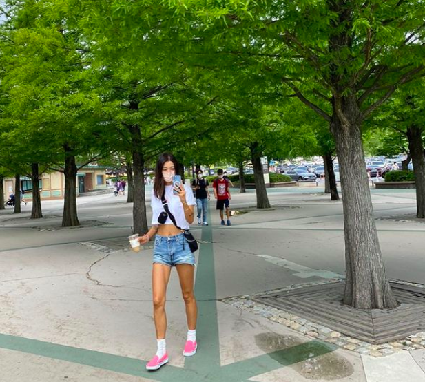 Actor Kim Bin-woo flaunted her slender figure in the photoKim Bin-woo posted two photos on his Instagram on the afternoon of the 24 Days, with a short comment saying healing time. happiness.The photos posted together show Kim Bin-woo standing on Walking Road and taking pictures.Kim Bin-woo matched her blue short pants and a white crop T-shirt on the day, which was revealed by the Horny Family, but she is not a sloppy one.Meanwhile, Kim Bin-woo married a businessman in 2015 and is raising one male and one female.Kim Bin-woo SNS