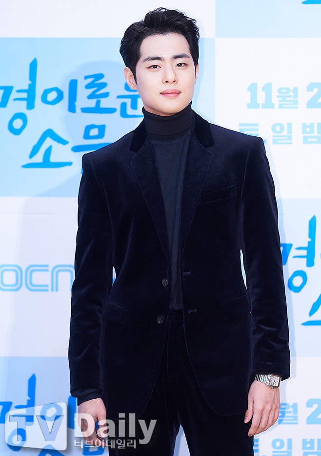 Reports have emerged that he is discussing resuming his activities after Haru was belatedly informed that Actor Jo Byung-gyu had re-signed with his existing agency.School violence controversy surrounding Jo Byung-gyu is ongoing, public reaction is coldOn the 24th, Jo Byung-gyu agency HB Entertainment said, Jo Byung-gyu is right to be offered a role in the drama History of the Sting, and is currently carefully reviewing the script.The History of the Sting is a drama based on the same name by Webtoon writer Kim Poong; Jo Byung-gyu is said to have been offered the role of the main character Seo Min-gi.Jo Byung-gyu was caught up in the school violence controversy, starting with the disclosure writing of a netizen who identified him as a school violence perpetrator.With additional Disclosures also emerging, the two sides claims are divided into the opposite and are waiting for legal judgment.At the time, Jo Byung-gyu was surrounded by claims that he harassed those who claimed to be schoolchildren during his study in New Zealand.Since then, Jo Byung-gyus agency has denied it, and Jo Byung-gyu has also written directly on SNS and appealed for injustice.However, additional Disclosure articles continued to appear and the controversy over evidence manipulation spread to muddy battles.In particular, the truth is being investigated even more due to the nature of the school violence case, which requires the truth to be covered during school days when evidence is difficult to remain except for the memories of both sides and surrounding people.With the courtroom on the start of the trial, Jo Byung-gyus activities, which were scheduled to win after the end of the drama Wonderful Rumors, were all suspended.Drama Asazoi appeared in the KBS2 entertainment program Comback Home, which was confirmed to appear.It was on the 23rd that new news about Jo Byung-gyu, who spent four months without any activity, was reported.It is known that he had extended his exclusive contract with HB Entertainment, his current agency, around January this year, when the wonderful rumor ended before the school violence controversy.Some have speculated that he is taking the process of returning based on Jo Byung-gyus contract renewal.Public opinion has become colder as news that Jo Byung-gyu is looking for his next work in Haru Bay.There is still no clear truth, and if Jo Byung-gyu is responsible for the school violence, the public reaction that silence for only a few months can not be indulged is decreasing.On the other hand, if Jo Byung-gyu is a scapegoat by unclear Disclosure, it is pointed out that this reaction can also be a secondary perpetrator for Jo Byung-gyu.
