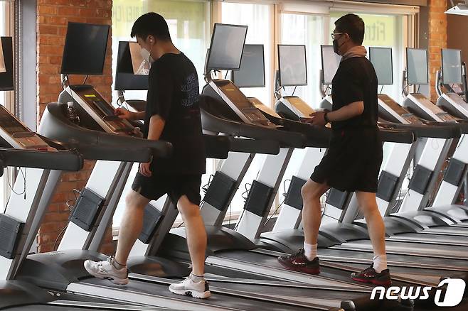 서울 마포구의 한 헬스장에서 시민들이 운동을 하고 있다.2021.6.11/뉴스1 © News1 임세영 기자