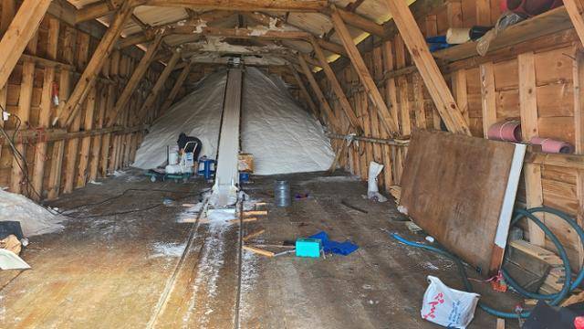 21일 찾은 신안군 신의면의 한 소금창고. 여느 때 같으면 입구까지 가득차 있을 창고가 텅 비어있다시피 하다. 요즘 신안에서는 창고에 천일염을 비축할 틈도 없이 출하가 이어지고 있다. 신안=박경우 기자