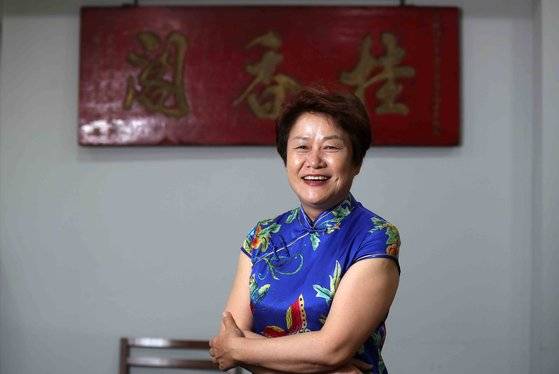 중식 최초 여성 셰프로 통하는 신계숙 배화여대 교수. 서울 후암동 자신의 연구소인 계향각에서 포즈를 취했다. 아래 울릉도 질주 움짤과 동일인물. 김상선 기자