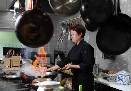 요리할 때도 세상 진지한 신계숙 교수. 김상선 기자
