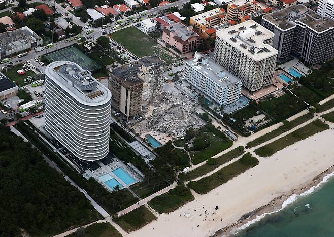 24일(현지시간) 미국 플로리다주 서프사이드에서 붕괴된 12층 주거용 건물 전경. 서프사이드 AFP 연합뉴스