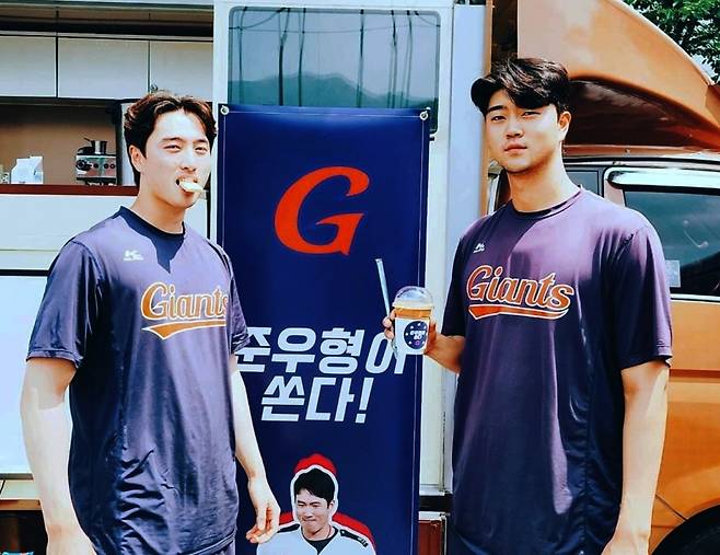 ▲ 롯데 박종무(왼쪽)와 윤성빈이 25일 전준우가 마련한 커피차 앞에서 포즈를 취하고 있다. ⓒ롯데 자이언츠