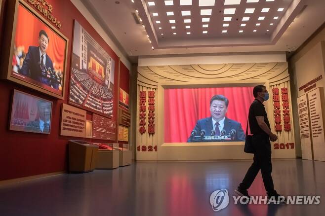 25일 중국 베이징의 중국 공산당 역사 박물관에 있는 스크린에서 재생되고 있는 시진핑 국가주석의 연설 영상.[EPA=연합뉴스]