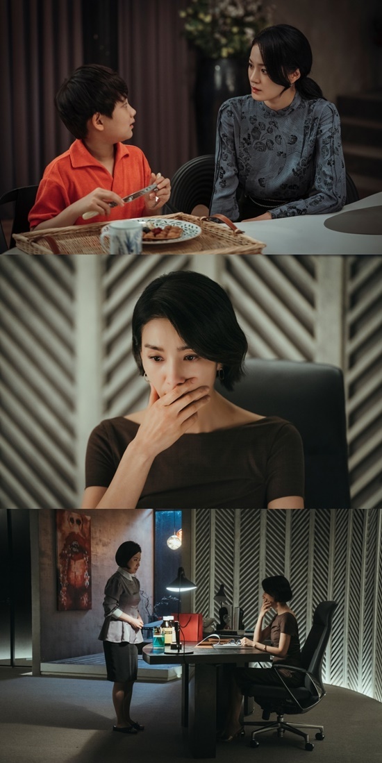 At the TVN Saturday Drama Mine, which has only two times left until the end, moments that create different wonders of Seo Hee-soo (Lee Bo-young) and Jeong Seo-hyung (Kim Seo-hyung) are captured and attention is focused.In the first photo, Seo Hee-soo looks at Son Han Ha-jun (Jung Hyun-joon) with a friendly eye, drawing attention.It is as if Seo Hee-soo, who was devoted to son as before, is guessing that Memory is not back.Seo Hee-soo testified that there is no memory left after meeting her husband Han Ji-yong (Lee Hyun-wook) after the case of Kadencha Murder occurred.But she did not mind calling the name of Meade, who works at Hyowon House (A), and finally threw herself into the car when she was in danger of being hit by a car, adding to her suspicion.I have to be suspicious of the action that is 180 degrees different from what I said to my mother Lee Hye-jin (Ok Ja-yeon) because my father is dead because I have been so fond of son because I lost my memory.In addition, Lee Hye-jins face, which is in conversation with Han Ha-joon, is serious, which raises more questions about Seo Hee-soos truth.Jeong Jeong-hyeon is then causing tension because he cant hide his embarrassment after receiving the goods handed over by the main deacon (Park Sung-yeon) in his office.Her confusion, which has lost her composure while holding her mouth, is conveyed to the viewers.The reaction of Jeong Seo-hyun, who has always shown rational thoughts and attitudes, is surprising.Especially, on the night of the Kadencha Murder incident, Seo Hee-soo, who crashed, was taken to the hospital and kept a thorough poker face while hiding the fire extinguisher presumed to be the murder weapon.As such, Mine captures viewers with a mysterious development that tails the tail until the end.There are various kinds of reasoning that caused confusion in the case by giving other testimony to the case of Kadencha Murder.Indeed, there is interest in the real story of the day that Seo Hee-soo and Jeong Seo-hyun, who are standing at the center of this case, are hiding.Mine airs every Saturday and Sunday at 9pm.Photo = tvN