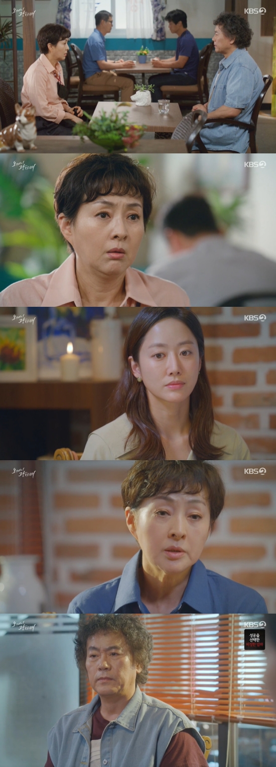 In the 29th KBS 2TV weekend drama Oke Photon broadcasted on the 26th, Han Ye-seul (Kim Kyung-nam) was shown to be vitriolic to Lee Bo-hee.Han Ye-seul happened to know that Handolses remarriage opponent was Oh Bong-ja.Han Ye-seul ran to Lee Kwang-sik (Jeon Hye-bin) and hugged him, saying, Why did you do it, why are you grunting Alone, my aunt and my father?Lee Kwang-sik was embarrassed, saying, OK? How did you know? Han Ye-seul said, Thats not important. Why do you decide what you want? You should have told me.Its so painful and hard in Alone. Im not breaking up with you. Lee Kwang-sik said, What do we do. My aunt and your father. My uncle. 35 years. Long before we were born.Lets make you marriage. This is the right answer. Han Ye-seul decided, I do not need it all, and you stay still. I will do it my way. Lee Kwang-sik said, Why didnt you struggle with me? I was the first person to give it to you. Im never seeing you again.I am the only person in the world, Han Ye-seul said. Lets move in. I have never lived like you.Han Ye-seul said, Ive always been lonely since I was a child, Ive been home since high school, my mother died when I went to the army, my father and brother were worse than others.I had to close my mind door. One day, someone suddenly opens it. He just got better. No reason. It was good. Lee Kwang-sik said, Do you love me?I have never said that we love you, but if you really love me, please do me a favor once. Han Ye-seul said, I did not know that I would write love at this moment. At this time, Lee Byung-joon heard the conversation between the two, and Han Ye-seul said, You see? This is all because of my father.Lee Kwang-sik said, Please dont tell my aunt, shell be here at the marriage ceremony now, and shell accept it. Were going to carry this one with us.Handolse confessed to Oh Bongja that Han Ye-seul was his son, and Oh Bongja said, Then it is because of us that we broke up. Handolse said, The madness told me to break up.I think that Gwangsik knew first and did not look back and said that he wanted to break up. In the end, Oh Bong-ja informed Handol Se that he would leave, and Handol Se said, You only care about your nephew. It is young, so we have time, but we are last bus.Oh Bong-ja turned around, saying, I can not even ride the last bus, I can not get rid of the its that can not die and I can not get rid of them. Handolse cried, I die without you.Lee Kwang-sik later found out that Oh Bong-ja canceled the marriage ceremony, and called Oh Bong-ja, Han Ye-seul, and Han Ye-seul together.Lee Kwang-sik said that he did not promise Han Ye-seul and marriage, and asked Oh Bong-ja and Handol to marriage.Han Ye-seul finally told Obongja, Why did you do that? I always wanted to ask you. Why did you do that? You knew he was my fathers family.Do you know how hard it was for our Gian family because of one person? Han Ye-seul said, If you are going to leave, you will have a fathers pants and lie about having cancer. My mother should take the person who died like that as a stepmother.Oh Bong-ja said, Im sorry. Its like an excuse, but I was twenty-two. I didnt know. I didnt live comfortably in 35 years.I was guilty all my life, I was so tired of knowing, I was scarlet on my chest. I always fell down and borrowed forgiveness. Im sorry. Han Ye-seul said, If youre really sorry, you shouldnt be here. Youre waiting for my mom to die fast., and Handolse slapped Han Ye-seul.Han Ye-seul said, Someone took my mom away from me. Do you know how hard I am now? I cant do my feelings, so my heart is bursting.I hate him, but hes like my mom, and I hate him, and Im gonna tear him up in a thousand. Dad. What do I do?What should I do?Photo = KBS Broadcasting Screen