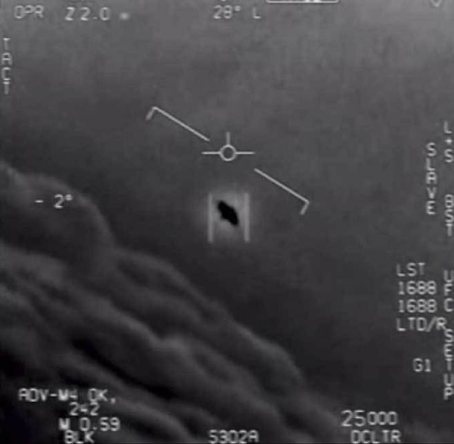 지난해 4월 미국 국방부가 미 해군 전투기 조종사들이 찍은 영상이라며 공개한 UFO 모습. 미 국방부 제공, 세계일보 자료사진