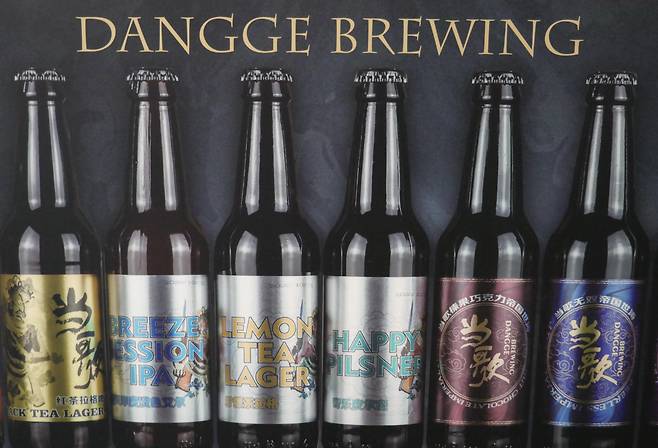 중국의 대표적 수제맥주 양조장인 ‘당거 브루잉’(DANGGE BREWING)의 제품들. 수준 높은 스타우트 맥주를 생산하는 것으로 잘 알려져 있다.