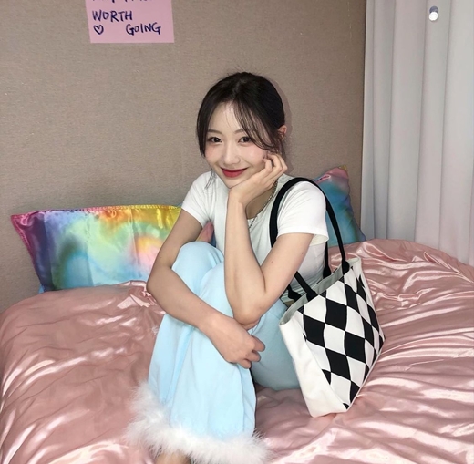 Group Lovelyz member Ryu Su-jeong shared his daily routine.On the 28th, Ryu Su-jeong wrote on his instagram that Before the isolation. Clouris play and What are Linus doing? I want to see you guys.The photo, which was released together, showed Ryu Su-jeong taking various poses.In the photo, he showed a clean and sensible fashion sense by matching white short-sleeved T-shirts, feathered pants, and checkered bags.It seems to be filmed in a relaxed atmosphere, but the pictorial feeling catches my eye. Ryu Su-jeong showed off his extraordinary visuals with a small face and distinctive features.Earlier on the 23rd, Lovelyz member Seo Ji-soo was diagnosed with a new coronavirus infection (COVID-19) tested positive, and the rest of the members received a negative negative test.Members and related staff will be quarantined by July 4 according to the guidelines of the authorities, said Eullim Entertainment.
