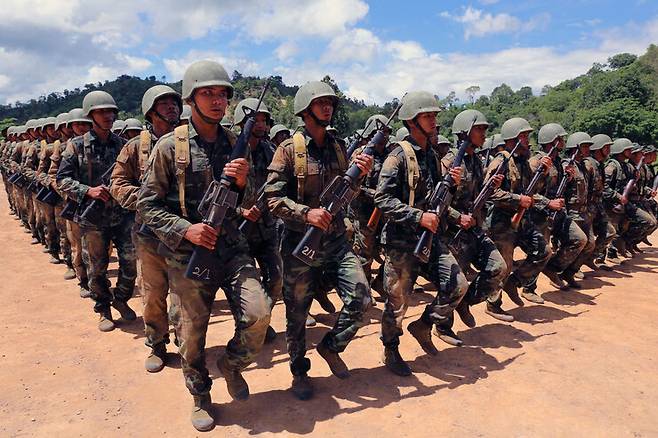 버마-타이 국경 냐무 본부에서 지난 12일(현지시각) 정기 군사훈련을 받고 있는 까레니군. 냐무/정문태 국제분쟁 전문기자