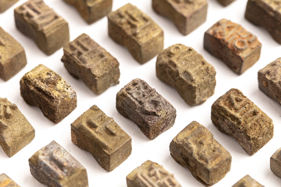 About 1,600 pieces of metal movable type were found inside a pot excavated recently in Gongyeong-dong, central Seoul. [CULTURAL HERITAGE ADMINISTRATION]