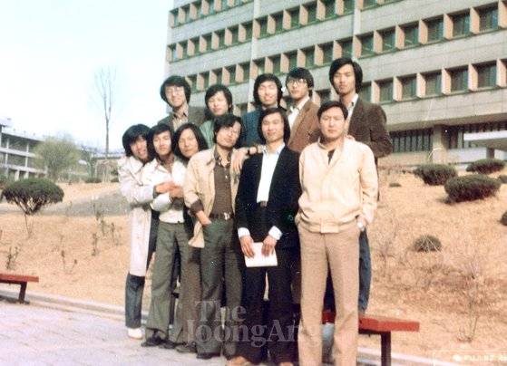 윤석열 전 검찰총장이 서울대 법대 재학시절 동문들과 함께 찍은 사진. 앞줄 우측 첫번째가 윤 전 총장.