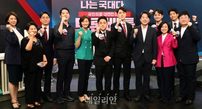 국민의힘 이준석 대표가 30일 서울 중구 TV조선 스튜대오에서 열린 국민의힘 대변인 선발을 위한 토론 배틀 '나는 국대다(국민의힘 대변인이다)' 8강전 참여자들과기념촬영을 하고 있다. ⓒ국회사진취재단