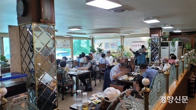 1일 점심시간 충북 청주시 상당구 중앙공원 인근 한 한정식집에서 단체손님들이 식사를 하고 있다. |이삭 기자