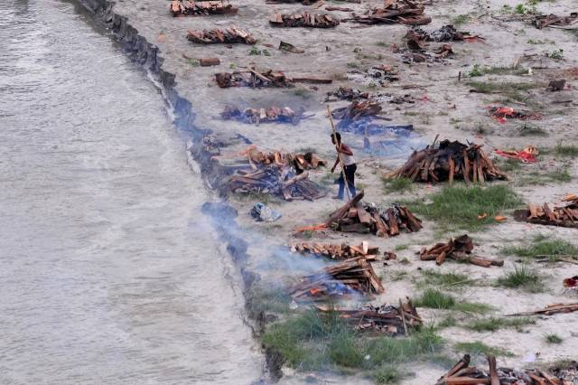 인도 갠지스 강변에 장례를 치르기 위한 장작불이 곳곳에 피워진 모습. 로이터
