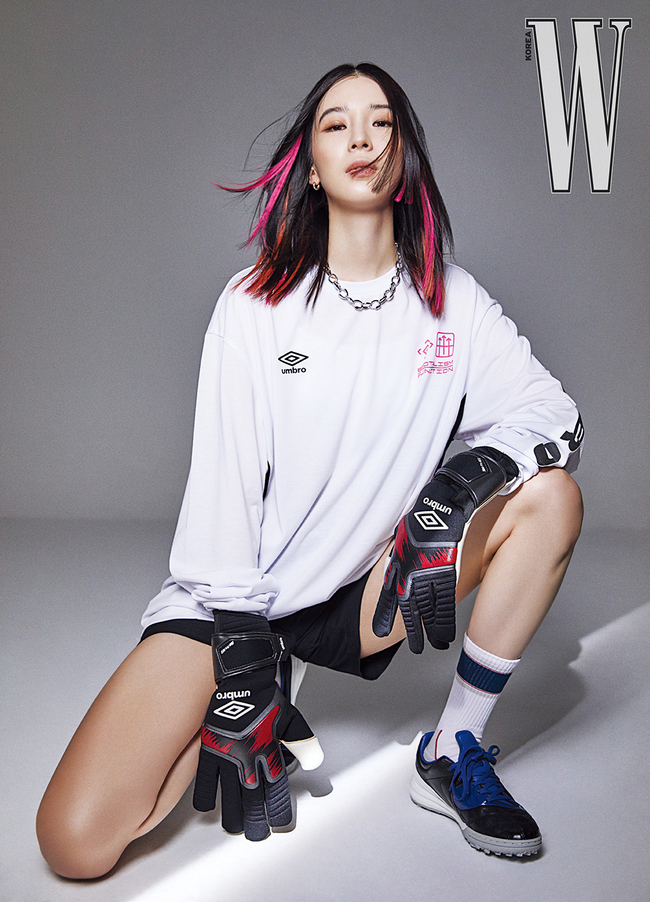 Six Gucheokjangsin spewed out Model La PosteA July issue of W. Korea, a total of six people, including Model Han Hye-jin, Lee Hyun-yi, Song Hae-na, Irene, Kim Jin-kyung and Cha Soo-min, was released on July 1.Six Esteem Entertainment Models, who are active as members of SBSs new entertainment program Kick a goal FC Gucheok, presented a picture with sports brands through W. Korea.FC Gucheok Jangsin members, who are active in the Kick a goal organized as a regular program in the pilot program, appeared to be running on the ground in a football boots instead of heels through this picture.The sun-kissed skin and muscles of the six members in the picture showed how serious they are in football and could feel the professional aspect.In addition, the costume of the green color point symbolizing the monotone items and the field of white & black further increased the powerful and charismatic appearance of FC Guchejang, and Model down La Poste was also able to be seen.