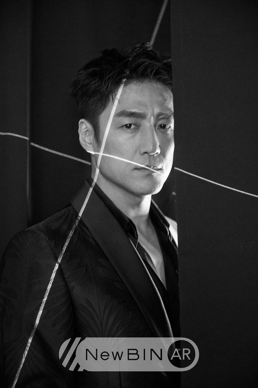 Actor Ji Jin-hee released a picture of Omaju on the 1st of the trademark Mirror Self.Ji Jin-hee, who gave a hot family affection to the house theater to protect his beloved family against the huge forces in the drama Undercover, completed the first virtual reality magazine NewBIN AR (Newbin AR) and a new concept picture with the end of the drama.In this photo titled Ji Jin-hee and Ji Jin-hee, Ji Jin-hee has filled with various imaginations about questions and answers about Who am I, another me in me?Especially in the making video, the poem of Mirror read in the 3D visual of Ji Jin-hee in the virtual reality and the voice of the bass sound were combined with the full to capture the eyes and ears.Ji Jin-hee in the public picture matches the vintage blue set-up suit and humorously captures his appearance with a home video and a cathode ray tube that lifts the 90s mood to the full.Within one frame, two Ji Jin-hee co-existing funny cuts were also completed, followed by a black-and-white stare at the camera and a colourful Ji Jin-hees intense portrate.In an interview with the pictorial, Ji Jin-hee honestly expressed his worries and thoughts about his identity.Actor thought it was impossible for anyone to do it, and he was not interested in it. The paths of Actor were connected, and he began acting.I wanted to do it, he said, referring to the last episode of Actors path.I decided to act, and for two years I thought, What am I? and I came here. This way, Im very hard.I know me, so I dont get swept away.The last question about the belief I want to keep is I want to be a good father and a good Husband.It is my job, and it is everyones job. Before Actor, I finished the interview with the idea of ​​Father Ji Jin-hees life.newBIN AR