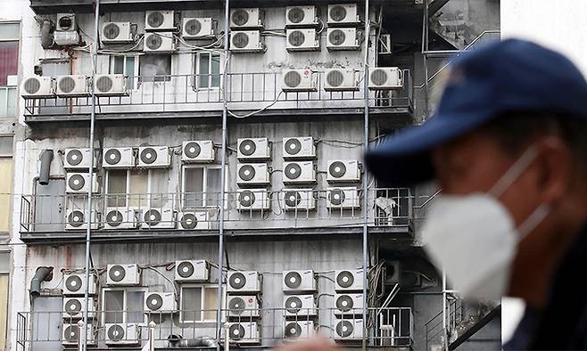 정부가 1일 최근 기상 전망과 경기 회복세 등을 고려해 올여름 최대 전력 수요를 역대 최대치인 94.4GW(기가와트)로 예상한 가운데 이날 오후 서울 중구의 한 빌딩 외벽에 많은 에어컨 실외기들이 돌아가고 있다. 이재문 기자