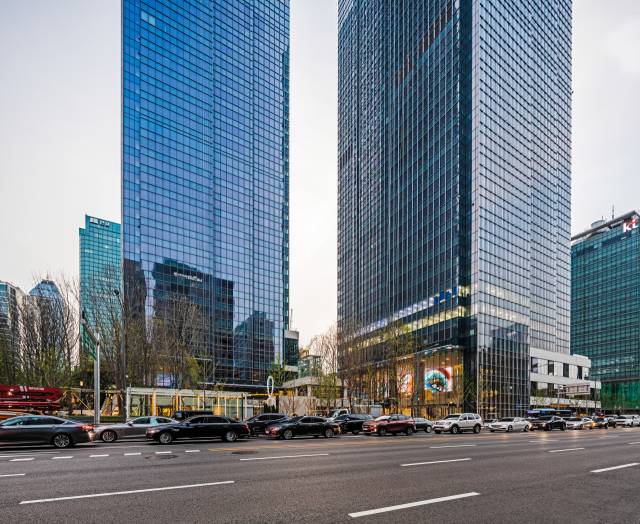 건물이 주는 위압감을 줄이기 위해 저층부에 캐노피를 설치했고 건물 외벽을 3개의 면으로 분할했다. /사진 제공=디에이그룹