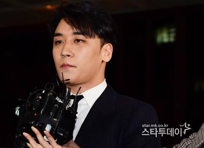 The group Big Bang former member Seungri (real name Lee Seung-hyun, 31) looked back this past time after receiving a newspaper as a defendant nine months after the military trial began.On the 30th, the 24th trial of the military trial of Seungri was held at the General Military Court of the Ground Operations Command in Yongin City, Gyeonggi Province.The newspaper started at 9:30 am and continued until 9:30 pm, including the meal time, but the charges were so vast that it could not be finished and the additional date is underway until the afternoon of the 1st.Seungri, who denied many charges surrounding him, recalled a total of 337 days and 8088 hours of hard memories, saying that the police investigation process, which lasted more than 50 times, was imaginary transcendence.Seungri was indicted in January last year on nine charges, including violations of the Special Act on Prostitution Arrangement, Prostitution, Punishment of Sexual Assault Crimes, Violation of the Foreign Exchange Transactions Act, Violation of the Food Sanitation Act, Violation of Acts on Business Embezzlement, Severe Economic Crimes, etc. (Embezzlement), and Special Assault Teachers, but he joined the military court since September last year.Seungri, who denied most of his charges from the beginning of the trial, also denied eight charges except for the alleged violation of the Foreign Exchange Transactions Act.Seungri also showed signs of exhaustion in the 12-hour military prosecutors, lawyers and judges newspapers, but defended himself in a strong tone.He denied that he had never been involved in the process of arranging prostitution, and that prostitution had no reason to have a relationship with him. He also emphasized that he had never taken illegal filming of womens nudity.He explained that the embezzlement charges that were imposed by the lawyers consulting fees of employees such as DJs belonging to Yuri Holdings were made for companies, not individuals, and that the allegations of violating the Special Rapporteur Act were made by signing a legitimate brand fee contract.Seungri also denied the allegations of habitual gambling, saying that it was true that he gambled at the Las Vegas hotel, but that he did it during the middle of the schedule.However, he acknowledged that he violated the Foreign Exchange Transactions Act, but he lent it to the party, not himself, and explained that the party also paid for it.Regarding the allegations of special assault teachers, he explained that he had never called a gangster and that he knew the fact that the gangster came to the scene for the first time in the Susa process.It was February 27, 2019 that Seungri first attended Police in the case, which began with the revelation of the assault on Gangnam club Burning Sun.On March 14, a full day later, Seungri, who was changed from a victim to a suspect, was indicted on January 30, 2020, after two arrest warrants were dismissed.It took as many as 337 days, or 8088 hours, a year.When I received my first Susa (after the Club Burning Sun incident), I said, Ill be intimidated and invoked and Ill let you know clearly, said Seungri, who was fortunate to have nine charges that I somehow made at the Police Susa stage.The issue of Police collusion, which was caused by the expression Police President that appeared in the Katok bag at the time, was ordered to be strict at the top.They were told to take him in. 160 Greater Susa Police were put into Burning Sun Susa, and Seungri was at the center.I cant forget the fear of being Susa at the time. The Police Department has been Susa for all of my departments.I got Susa, who was floating, and there was a lot of really disgraceful things in the investigation. Police was going to put it in relation to Drug unconditionally, because if you do it with Drug, you can arrest him, but you cant because you dont have proof.After an hour of questioning, she told me to do a hair swab in front of her eyes, and even though I had given her hair to her armpits, she didnt come out of the department.I do not smoke, let alone Drug, but why do not I come out?I didnt, but Police said, Im a Drug expert, but your face is a Drug. He called me a second time and asked for ten years account.I took it all away.He called for the third time, asked, Did you really (Drug) do not do it? And said, I can not do it. He showed other entertainer photos and said, Tell one of them.I dont announce that I havent even done it (on the drug charges) because Police isnt making an official announcement, no one knows.I am living in the military as a crime stone when the trial is not over. Detectives said, We will arrest you unconditionally, or you will take off your clothes like Domino.So confess. He told me for 30 minutes to call a lawyer separately to confess. He said, I deserve to be criticized as an official, but it was really hard for people to endure.It was so hard, but I put up with it, I waited for this day to make my voice, he said.Seungri added: I received Susa all to keep my promises with the people.I wanted to tell you that it was not a police collusion, so I went to the Gwanghwamun restaurant (I ate with Yoon), and checked the calculations directly. No one knows.I asked for a lie detector investigation because no one believed me, he added.Regarding the public opinion that most of the charges are denied and do not reflect, Seungri said, It is natural to criticize me because the person who was recognized and loved by the people was involved in the unsavory work.But I do not think it is not, and I think it is right to solve the misunderstanding. Susa was really hard to do only that I should be arrested, but I endured it. Katok bag, which had five people including Chung Joon-young, who was sentenced to prison for sex crimes, was unhappy with the misunderstanding, saying he had nothing to do with himself.I bought public sympathy and criticism after Chung Joon-youngs Katok bag was released to the media, he said. There is one room in the Katok bag in Chung Joon-youngs mobile phone, including eight Katok bag, six Katok bag except for me and Yoo In-seok, four Katok bag minus two of them, and another two added. There is a room, he stressed that he was not related to the rape case.The reason they were arrested is because of the fact of sexual assault, said Seungri. The case is a Katok bag without me, but it comes out as a member of Seungri Katok bag in the media, and many people know that I am involved in sexual violence, but this is not true.The Katok bag I participated in is a Katok bag made to open a potcha, but it is not related to the case of Chung Joon-young, who was sentenced to prison. Friends who had no knowledge of their business, including Yuri Holdings, testified in the Police investigation that the charges were weighed by the allegations of Seungri, but also expressed their heartfelt feelings about the reversal in court statements.I have been guilty of sins and are paying for sins, but as a person I have been sincere as a friend.However, all of them said that they wanted to finish it quickly, that they would have to give the answer they wanted, and that they did not look at it carefully, not my case.I regretted that I had been with such a friend for ten years, and I was pathetic. If you come here (the court) and overturn, I will say that during the Police investigation. I was very sorry.There are 32 witnesses, said Sungri, in a suspicion of conciliatory allegations raised in some cases.Who would like to meet all 32 people? He denied, I would not be unfair if I did not. Police has searched for four seizures for reasons such as destruction of evidence and concerns about escape.I took my cell phone and tried to find out what I talked to my lawyer and what I had to do with the witnesses. There are six cell phones submitted to the court.Police seize and search, the National Tax Service seizes and does not come out of it, so Police seizes the National Tax Service.What do I do to him, when hes such a (Susa robber)?I do not know everything because I was shared in the Katok bag, he said of various newspapers based on the contents of the Katok bag, which included eight people including Seungri, Yoo In-seok, Jung Jun-young and Choi Jong-hoon.I used more than ten katok group rooms I was participating in, and I used about five other SNSs other than katok. There are 500 messages accumulated in an hour.I can not say that I saw and knew everything because the message came, he said. The Katok bag content is not all of my life. Seungri also said, Katok bag was only among friends, so inappropriate words and phrases came and went.There are a lot of exaggerated and false stories, but Katok bag is not everything, he said. I am sorry and apologize for the contents.I am sorry, sorry, sorry, and sorry for the people in a position of great love. Seungri is identified as a key figure in the Gangnam club Burning Sun incident that broke out in February 2019, and was indicted without detention in January last year after nearly a year of police and prosecution investigation.He was indicted on two arrest warrants and was indicted without final detention. He has been on trial for nine months as a soldier in March last year.Meanwhile, Yoo In-seok, who was tried on the same charges as Seungri, acknowledged all of his charges and was sentenced to three years in prison in a private court in August and August.