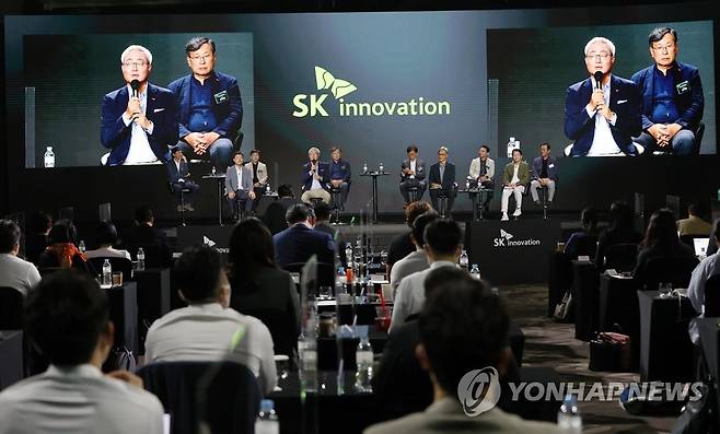 중장기 비전 발표하는 김준 SK이노베이션 사장 (서울=연합뉴스) 서명곤 기자 = 1일 오전 서울 여의도 콘래드호텔에서 열린 'SK이노베이션 스토리 데이(Story Day)' 행사에서 김준 총괄사장, 지동섭 SK이노베이션 배터리 사업대표, 나경주 SK종합화학 사장 등 경영진이 취재진의 질문에 답하고 있다. 2021.7.1 seephoto@yna.co.kr