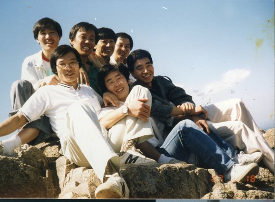 1987년 사법연수원 동기들과 이재명 경기지사(첫째줄 왼쪽에서 두 번째). 이재명 경기지사 측 제공