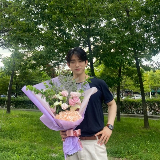 GOT7 actor Jinyoung caught the eye with sensual fashion.Jinyoung posted several photos on his Instagram on the 2nd, along with an article entitled Devil Judge Steps have been suffering for a long time # Gion Hello # The Devil Judge # Jinyoung.In the photo, Jinyoung smiles with a large bouquet in one hand. It gives a warm feeling with an atmosphere of hair style and sculpture.In the ensuing photo, Jinyoung posed with the other hand in his pants pocket, styled minimally from head to toe.Jinyoung wore a black short-sleeved T-shirt and white slacks, revealing a solid figure, even though she was a costume with little exposure.We matched the Tabby Boots of the luxury brand together and gave a point to simple fashion.