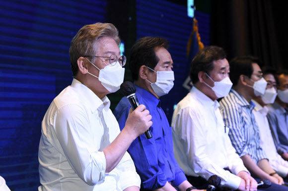 더불어민주당 대선 경선 후보들이 1일 서울 여의도 글래드호텔 그랜드볼룸에서 공명선거 실천 서약식 및 프레스데이를 가졌다. 이재명 후보가 취재진의 질문에 답하고 있다. 연합뉴스