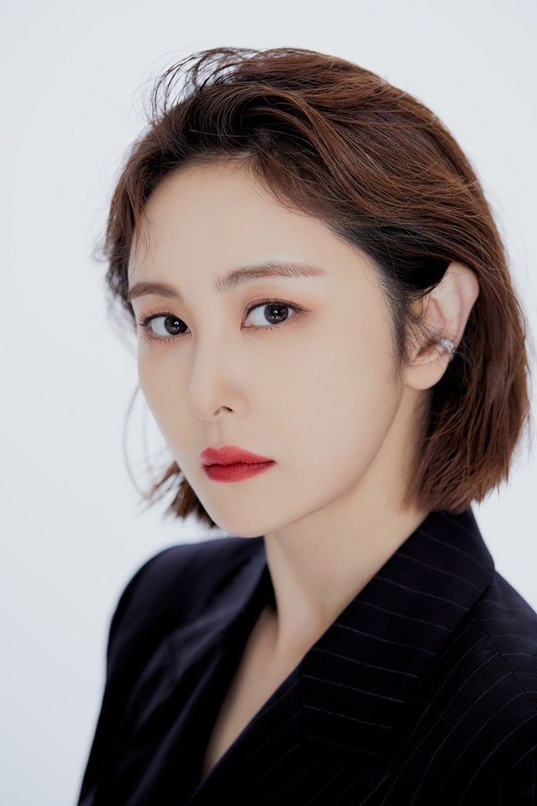 On the 2nd, Eat Just Entertainment, a subsidiary company, presented a new profile photo of Son Eun-seo through official SNS.Son Eun-seos new profile brings together the totally different charms of Son Eun-seo, which is a combination of black and back concepts.Son Eun-seo in the first photo reveals his elegance by digesting intense black dress and suit in a sophisticated manner.Especially, the modern atmosphere of black color meets the charm of the chic Son Eun-seo and adds synergy, and it emits charisma with a pose as much as a model and concentrates on Attention.Son Eun-seo, who has a natural makeup and matching white color costume, filled the profile with his colorful charm full of simple yet fresh feeling.Son Eun-seo, who has been able to digest the charm of the Reversal story of chic, pure, black and white along with the beauty of the water, is the head of the command team of the Golden Time team, Park Eun-soo, in the recent TVN Voice 4: Judgment Time, In addition, the audience is captivating the Attention with a loud brain.In Voice 4, a sound chase thriller that depicts the fierce records of 112 reporting center members who use Golden Time at the crime scene, expectations are gathering about what kind of performance Son Eun-seo will add to the immersion of the drama in the future.On the other hand, tvN Voice 4 is broadcast every Friday and Saturday at 10:50 pm.Photo Eat Just Entertainment