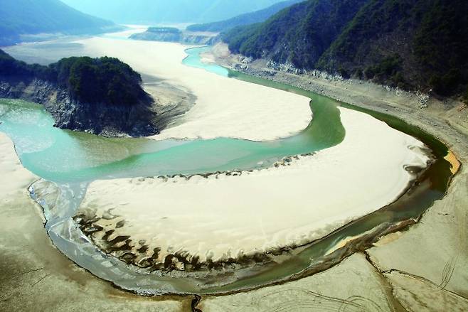 가뭄으로 바닥을 드러낸 소양강. 연합뉴스 제공