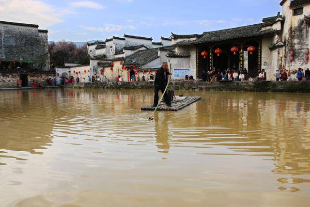 굉촌 월소에서 한 노동자가 배를 타고 청소하고 있다. ⓒ최종명