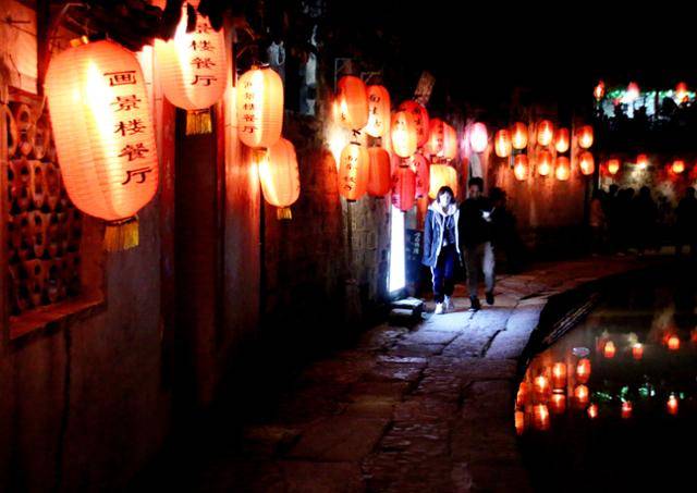 이현 굉촌의 월소 호반과 홍등이 불을 밝힌 야경. ⓒ최종명