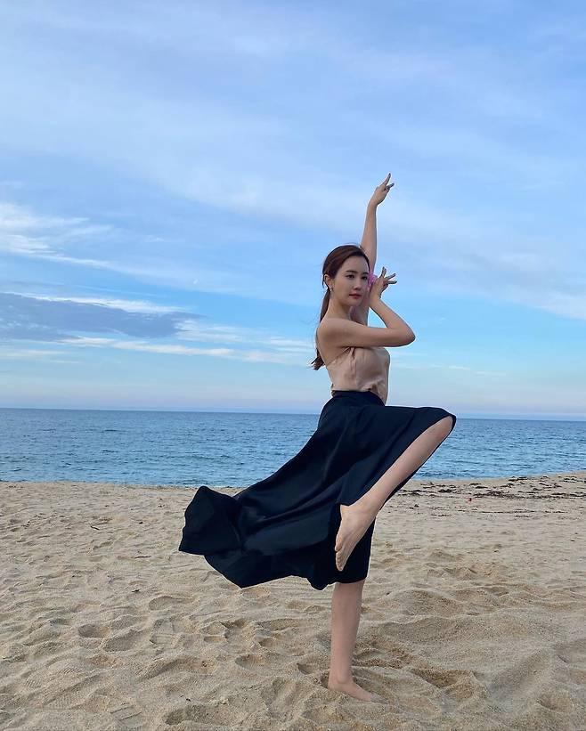 Lee Da-hae posted several photos on his Instagram on the 3rd with a hashtag called # Beach #Dance.Lee Da-hae in the public photo is dancing on the beach in front of the hotel. Lee Da-haes unique atmosphere and elegant beauty capture the attention of viewers.Lee Da-hae was curious about the professional appearance of shooting while enjoying Summer Vacation.Lee Da-haes extraordinary Summer Houkans recent situation attracts attention.Meanwhile, Lee Da-hae has been in public with singer Seven since 2016.Photo: Lee Da-hae Instagram