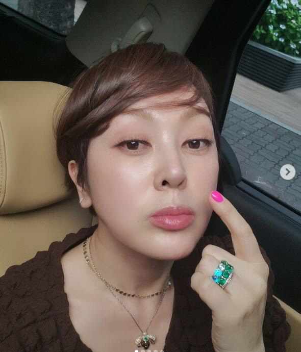 Actor Lee Seung-yeon flaunts his Beautiful looksLee Seung-yeon posted a picture on Instagram on the 4th with an article entitled Brooked in a light full of light. Blocked in a pore missing event.The photo shows Lee Seung-yeon, who is looking at his face in the car.Lee Seung-yeon attracted attention by admiring himself by watching his own god Skins without any blemishes.Meanwhile, Lee Seung-yeon married a Korean-American fashion businessman who was younger than the age of two in 2007 and has a daughter.