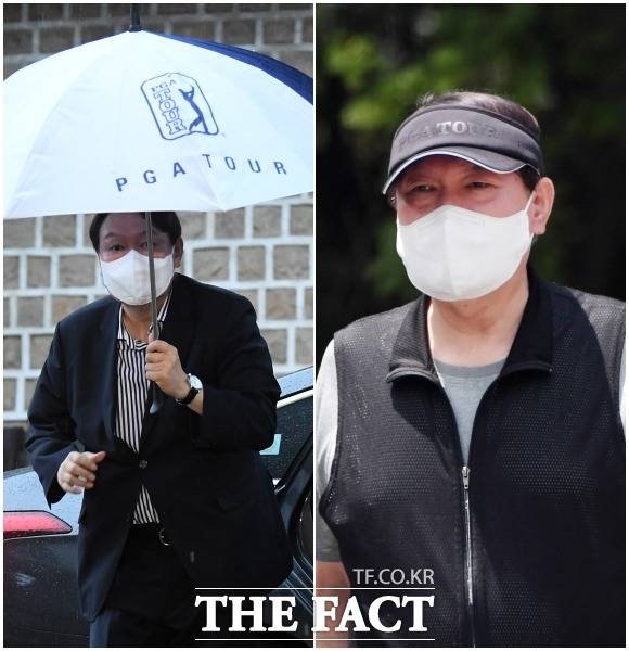 윤석열 전 검찰총장이 3일 오후 서울 중구의 한 식당에서 권영세 국민의힘 의원과 회동을 위해 차량에서 내려 'PGA TOUR(미국프로골프협회)' 우산을 쓴 채 이동하고 있다. 왼쪽은 지난달 27일 대선 출마를 앞두고 윤봉길 의사 기념관을 찾았을 당시 PGA TOUR 골프 선캡을 착용한 윤 전 총장의 모습. /이새롬·이덕인 기자