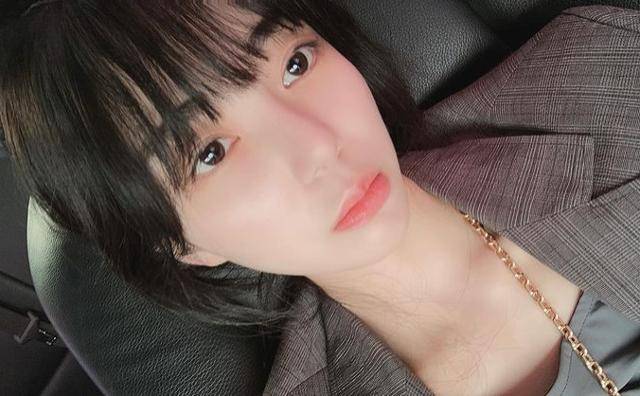 그룹 AOA 출신 배우 권민아가 환승 이별 논란 속 자신의 잘못을 인정했다. 권민아 SNS
