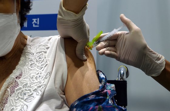 신종 코로나바이러스 감염증(코로나19) 예방 접종이 실시된 6월 30일 대전의 한 예방접종센터에서 의료진이 시민에게 화이자 백신을 신중히 접종하고 있다. 중앙포토