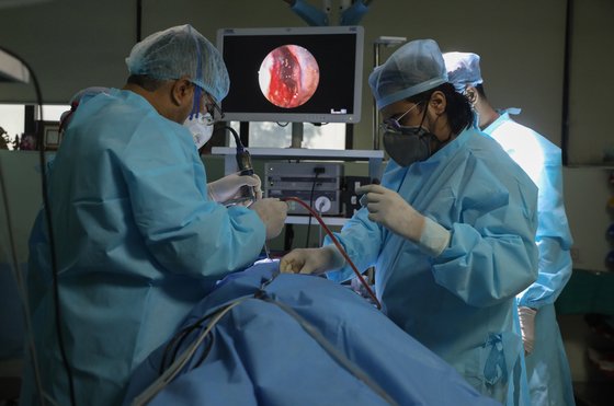 지난달 인도 우타르 프라데시주의 한 병원 수술실. 검은 곰팡이에 감염된 환자가 수술을 받고 있다.[EPA=연합뉴스]
